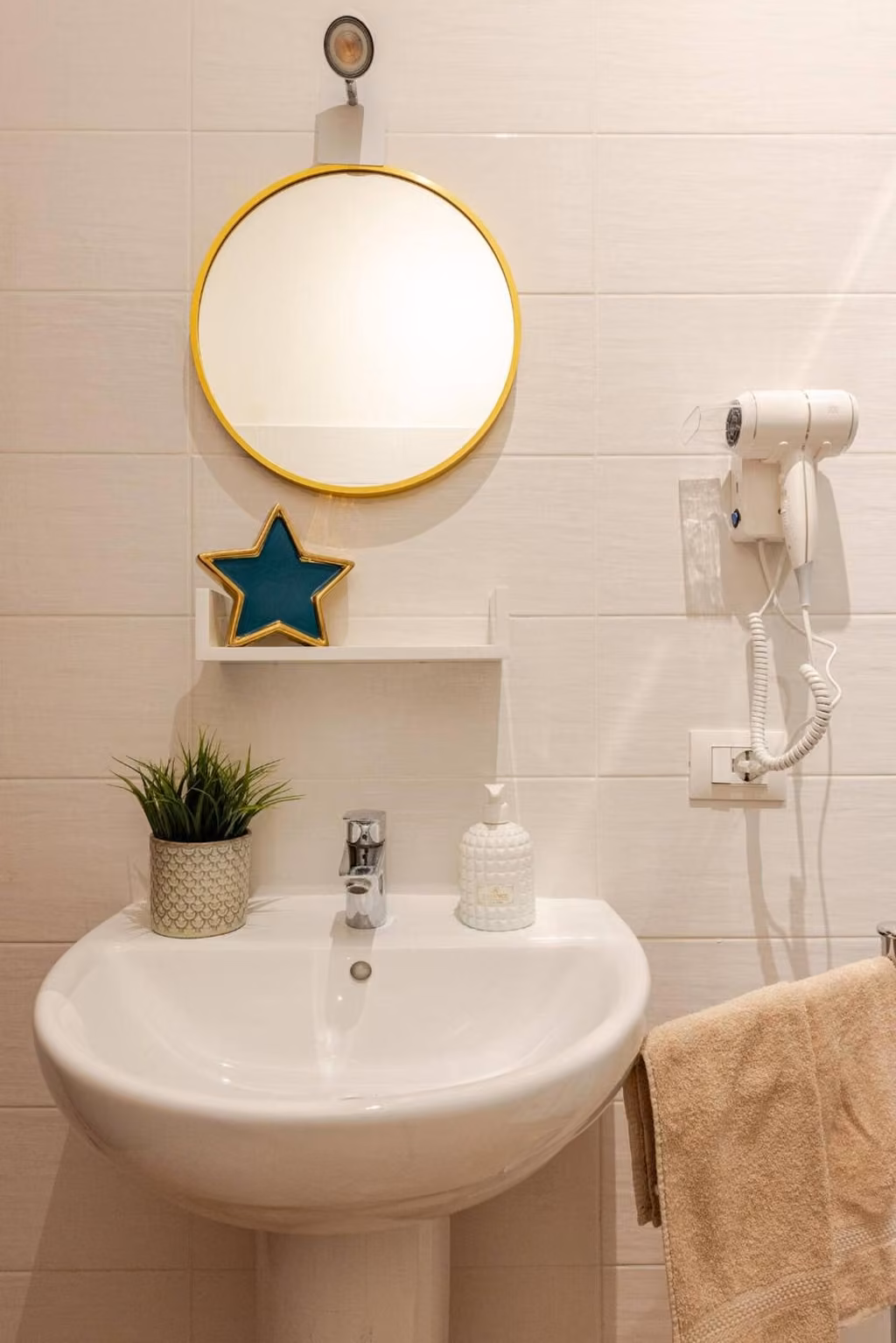 Bagno privato con doccia della dimora in Via San Crisante all'Aquila