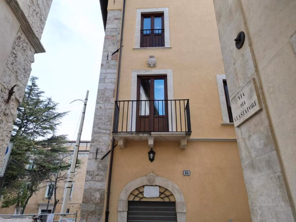 Edificio in Via San Crisante all'Aquila dove si trova La Dimora del Fattore