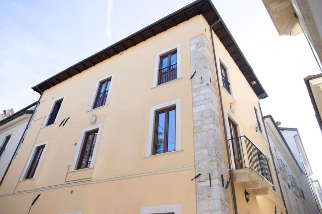 Facciata dell'edificio che ospita il bed & breakfast nel centro dell'Aquila