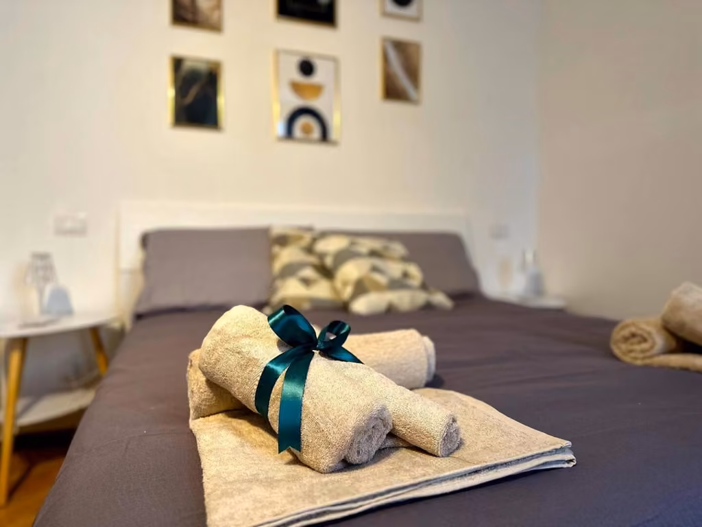 Camera con letto matrimoniale e arredi chiari de La Dimora del Fattore