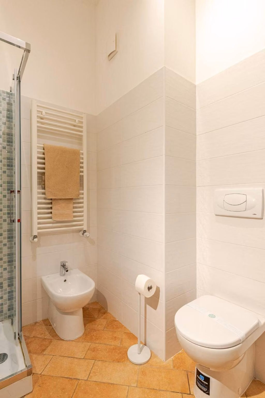 Bagno privato bianco con WC e lavandino di una sistemazione all'Aquila