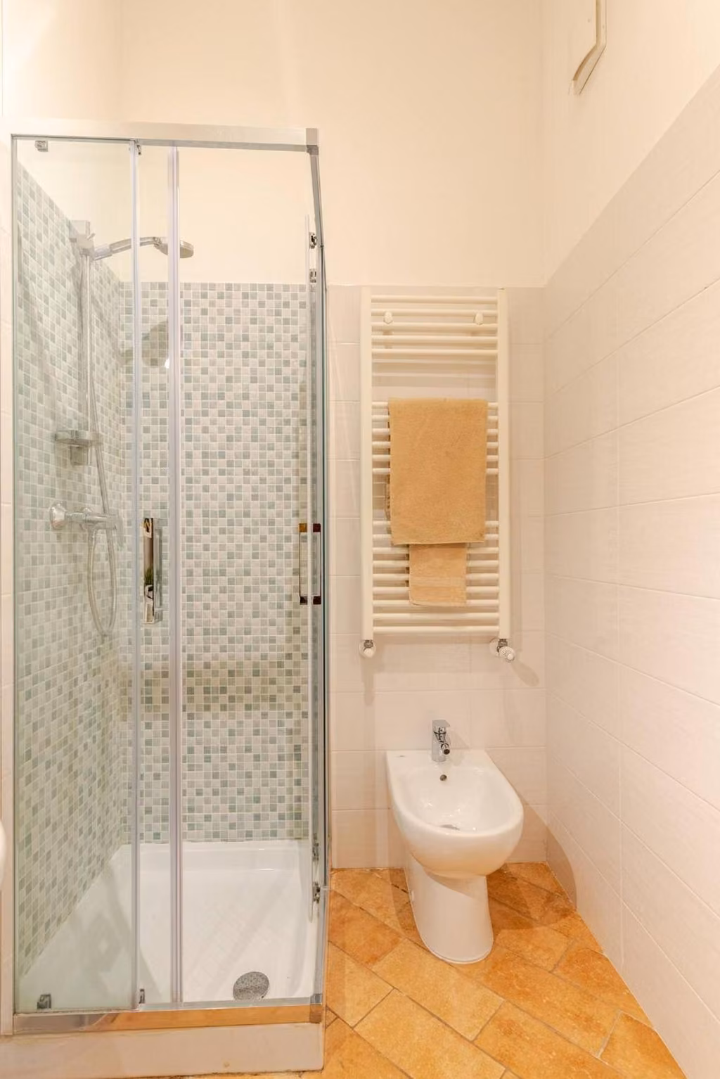 Bagno privato con doccia, WC e lavandino de La Dimora del Fattore